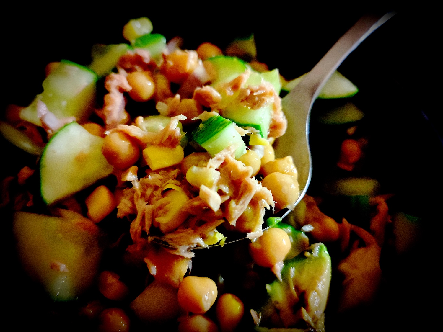 Chaque bouchée propose quelque chose d’intéressant, entre la mâche du thon, le croquant du concombre et du maïs, le juteux des tomates, et le granuleux des pois chiches.