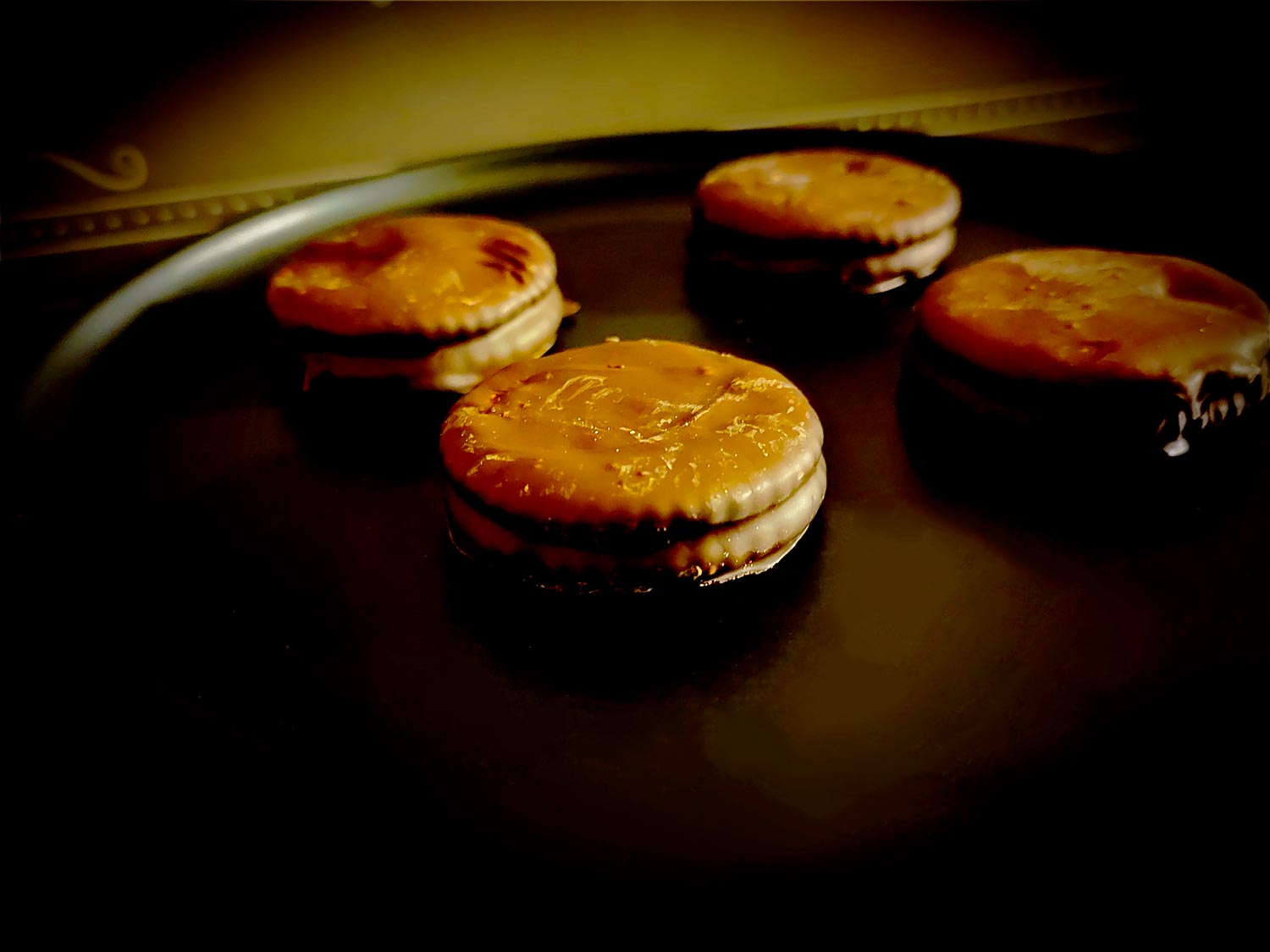 Les bords cannelés caractéristiques du biscuit Ritz sont encore visibles après l’enrobage.