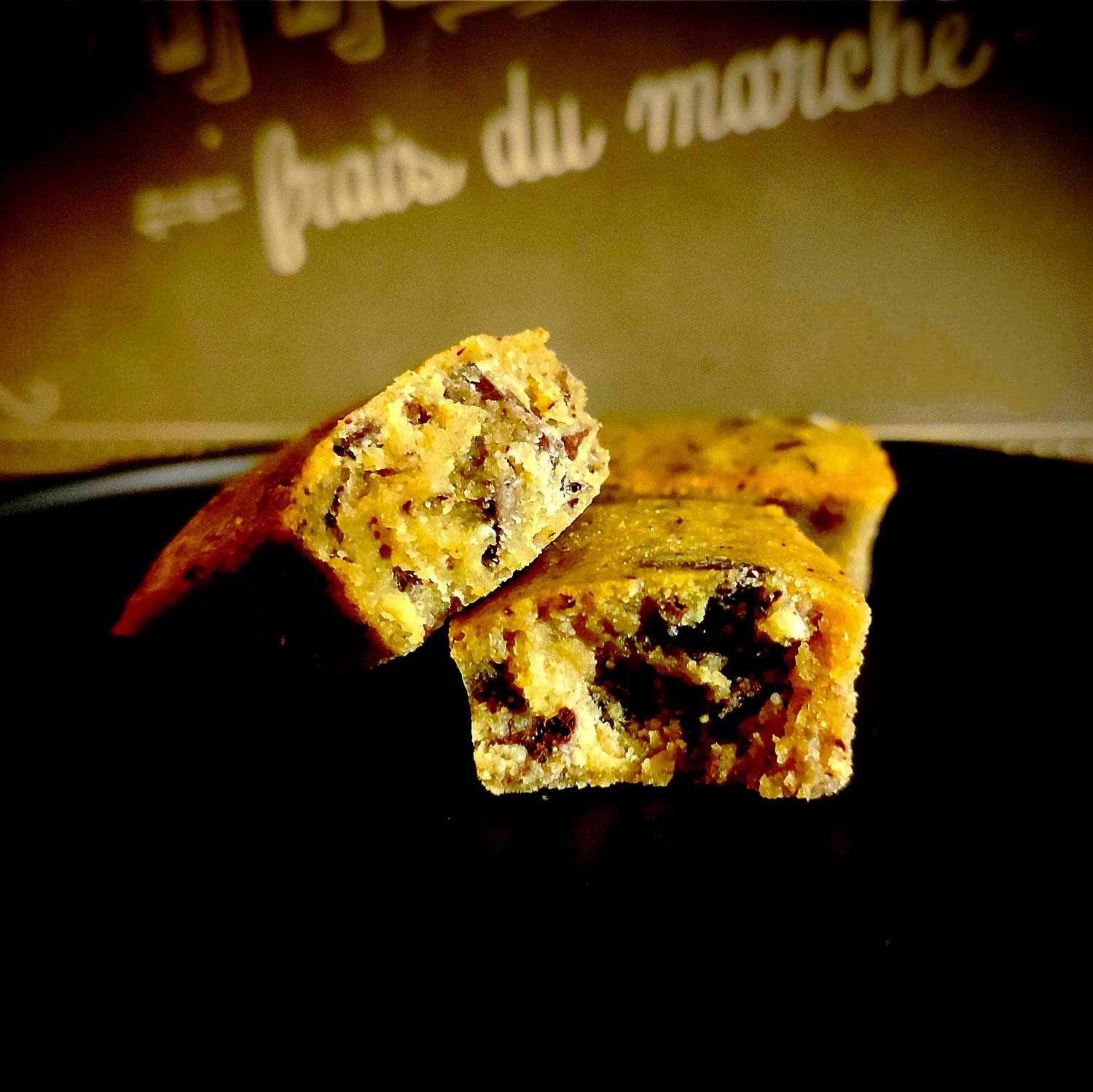 Selon la durée de cuisson, le centre de vos blondies sera plus ou moins coulant. Ici, il ne l’est pas du tout, les blondies ayant passé quelques minutes de plus dans le four. Le résultat est par conséquent plus compact, plus proche de ce qu’on peut trouver dans la grande distribution, ce qui peut aussi être un objectif si, par exemple, vous voulez rendre ces blondies plus facilement transportables.