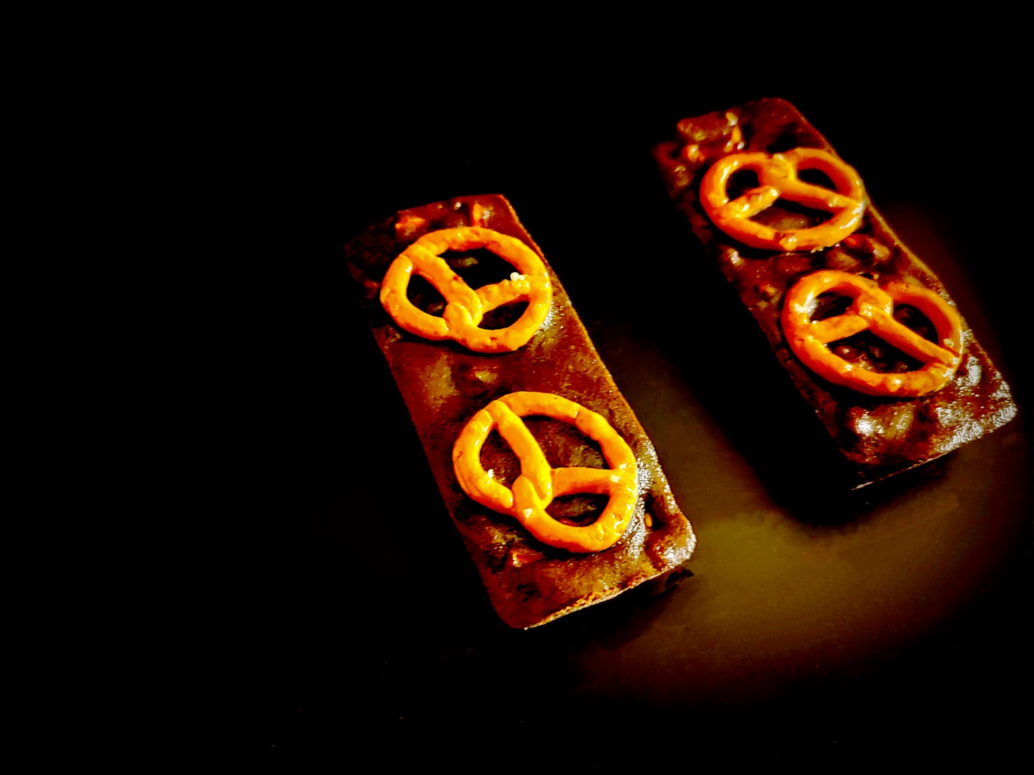 Ce qu’on remarque tout de suite, ce sont bien évidemment les 2 bretzels décorant les mini brownies. Mais la star du snack, c’est bel et bien le cacao de la pâte.