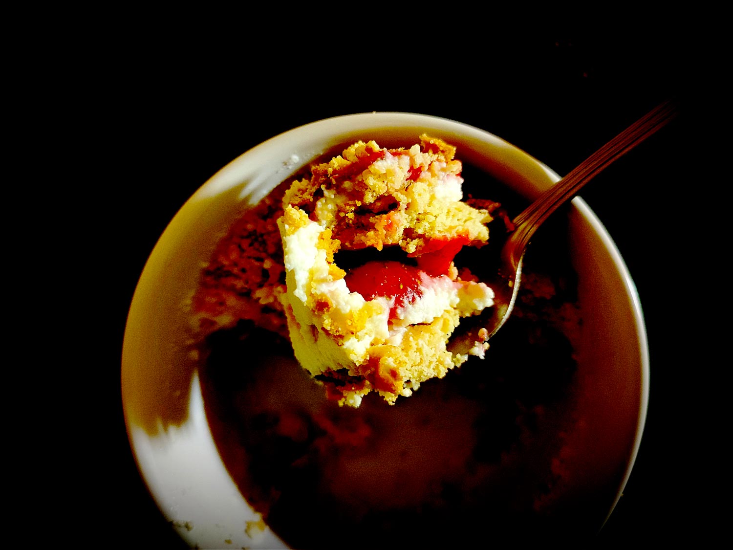 Une fois qu’on creuse dedans, on voit bien les 2 étages composés de biscuit, de crème, et de tranches de fraise.