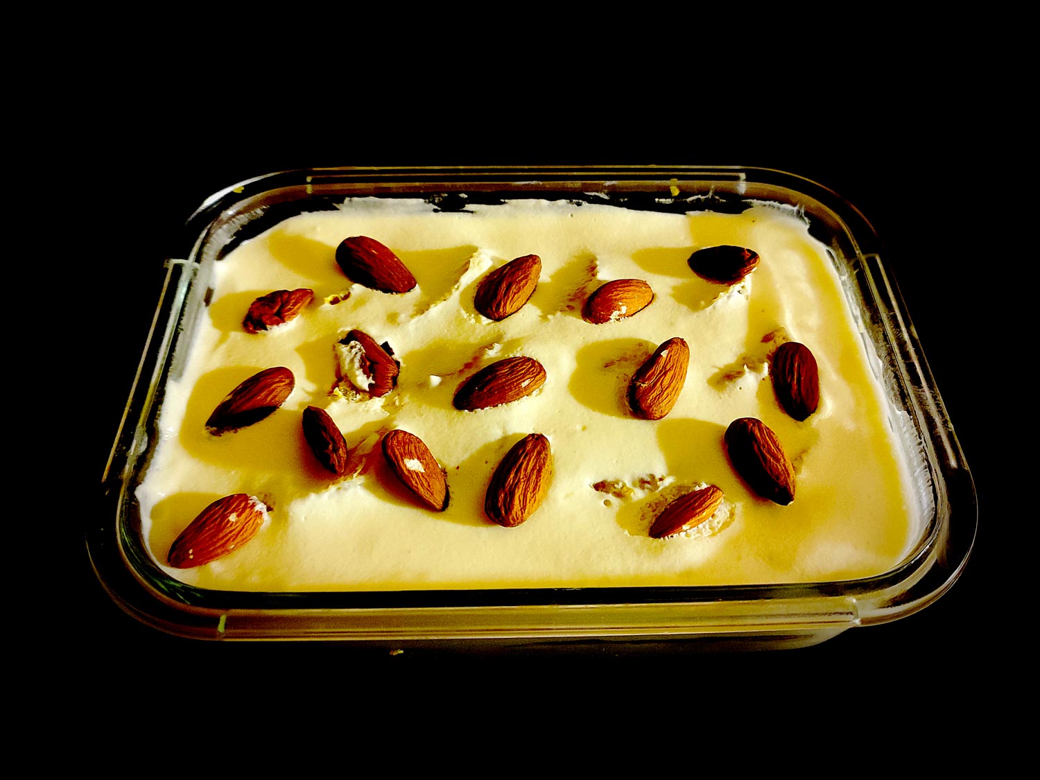 En entier dans le plat à gratin, avec les amandes que l’on dirait posées dans la neige. On devine les suprêmes sortir de terre ici et là.