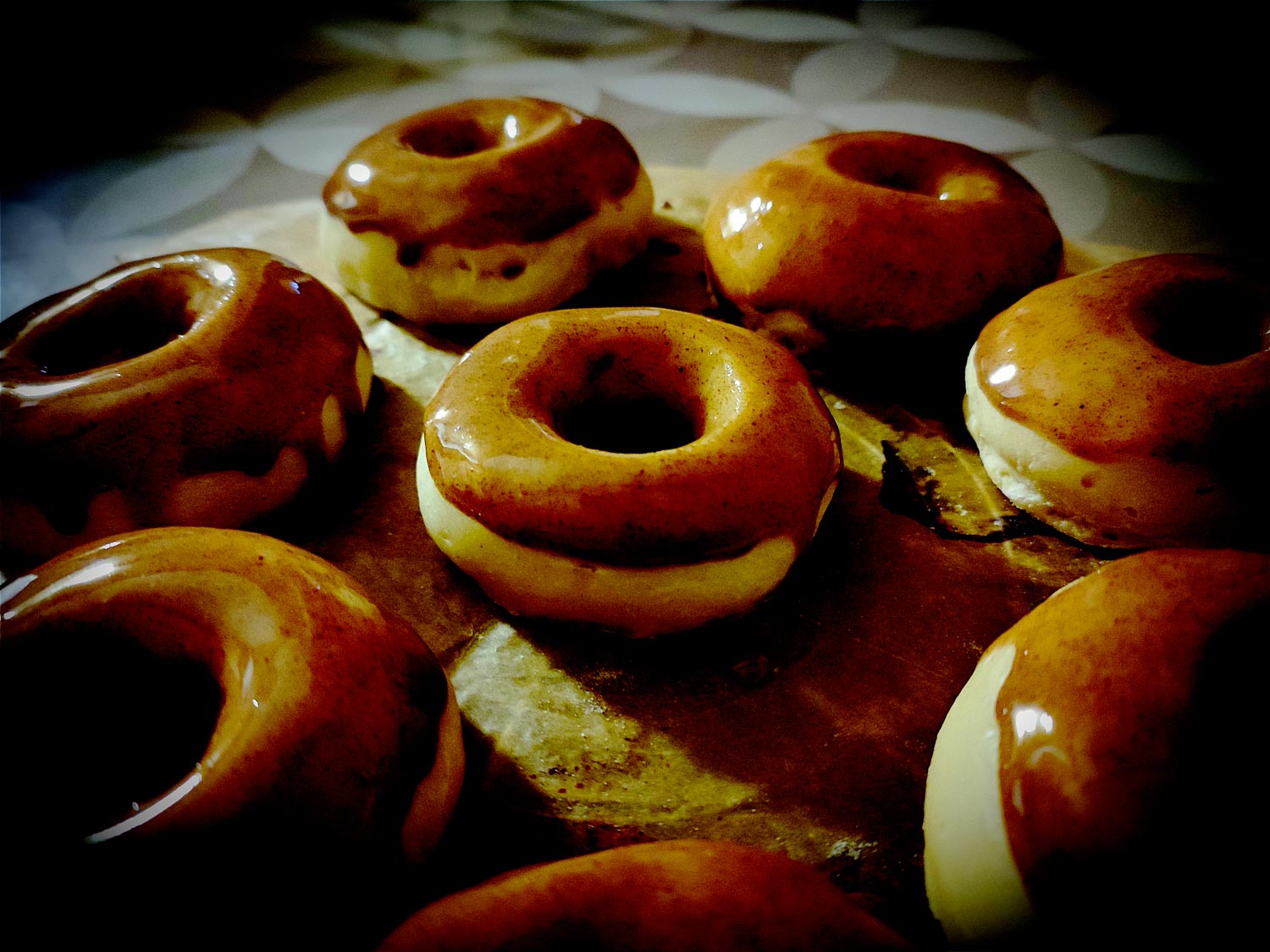 Pour qu’il reste bien net au bord, il faut néanmoins prendre soin de faire couler le surplus en tenant le donut en position bien horizontale.